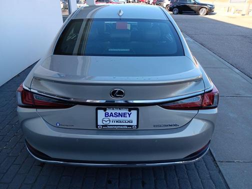 2024 Lexus ES 300h Ultra Luxury