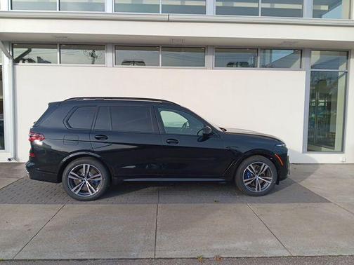 2025 BMW X7 M60i