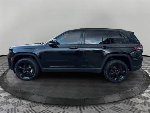 Diamond Black Crystal Pearlcoat 2023 Jeep Grand Cherokee Limited