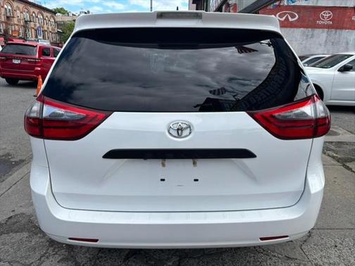 2020 Toyota Sienna SE