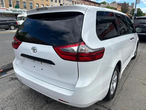 2020 Toyota Sienna SE