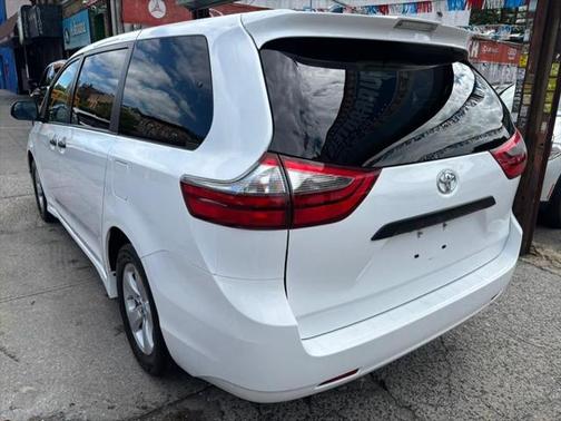 2020 Toyota Sienna SE