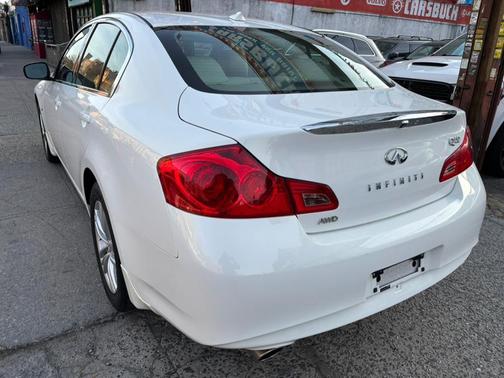 2015 INFINITI Q40 Base