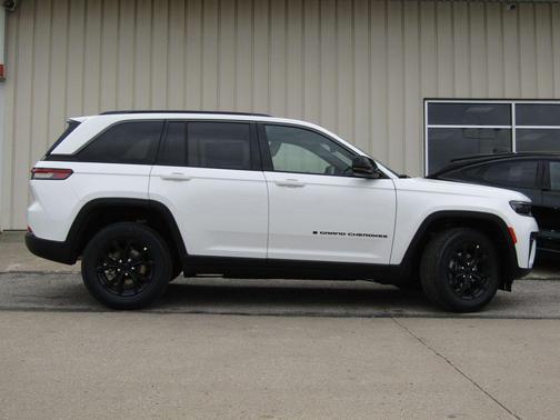 Bright White Clearcoat 2026 Jeep Grand Cherokee Altitude