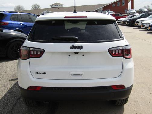Bright White Clearcoat 2026 Jeep Compass Latitude