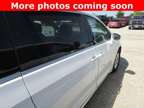 Bright White Clearcoat 2023 Chrysler Pacifica Touring L