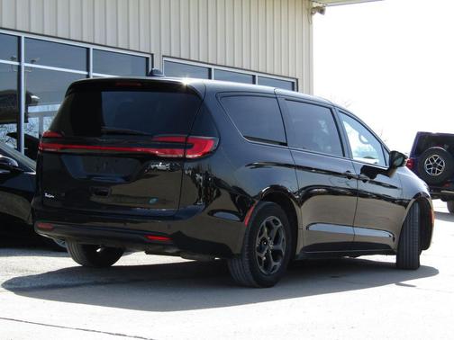 2024 Chrysler Pacifica Hybrid S Appearance Pkg