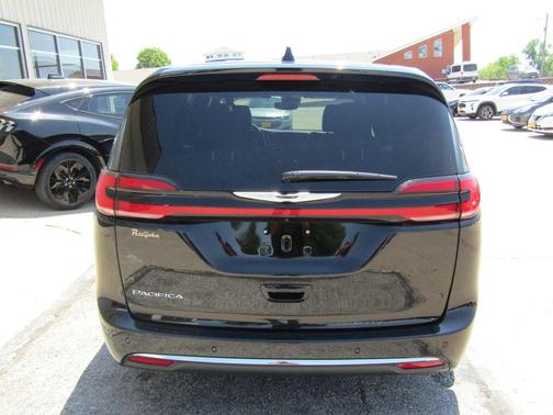 Diamond Black Crystal Pearlcoat 2025 Chrysler Pacifica L
