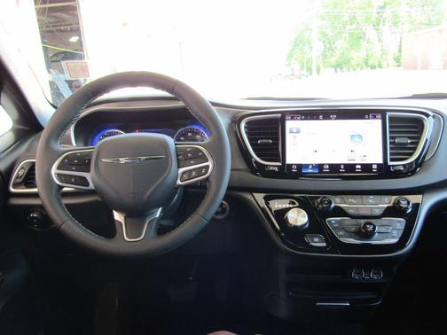 Diamond Black Crystal Pearlcoat 2025 Chrysler Pacifica L