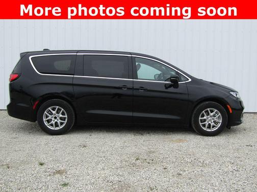 Diamond Black Crystal Pearlcoat 2025 Chrysler Pacifica L