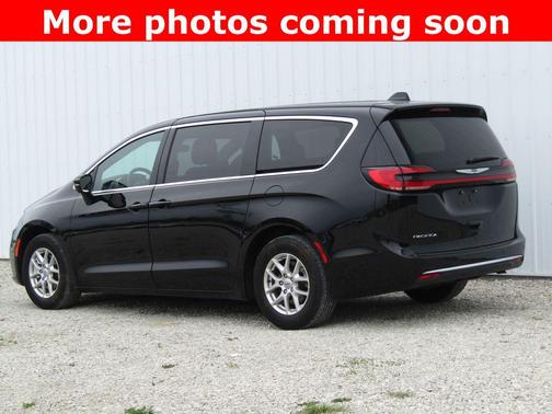 Diamond Black Crystal Pearlcoat 2025 Chrysler Pacifica L