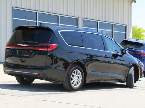Diamond Black Crystal Pearlcoat 2025 Chrysler Pacifica L
