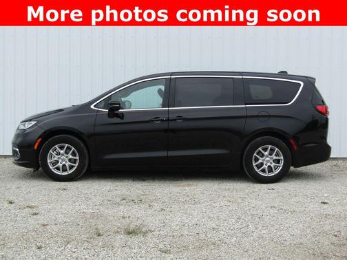 Diamond Black Crystal Pearlcoat 2025 Chrysler Pacifica L