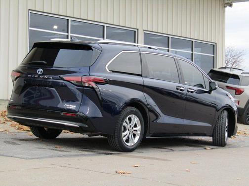 2023 Toyota Sienna Platinum 7 Passenger