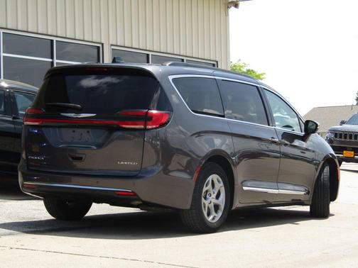 Granite Crystal Metallic Clearcoat 2023 Chrysler Pacifica Limited