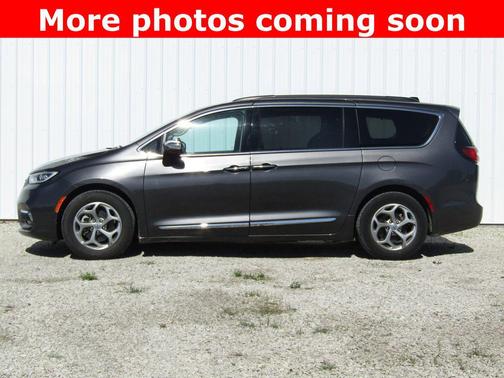 Granite Crystal Metallic Clearcoat 2023 Chrysler Pacifica Limited