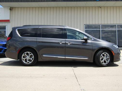Granite Crystal Metallic Clearcoat 2023 Chrysler Pacifica Limited