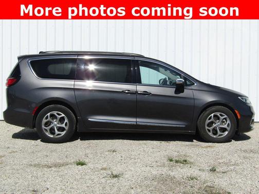 Granite Crystal Metallic Clearcoat 2023 Chrysler Pacifica Limited