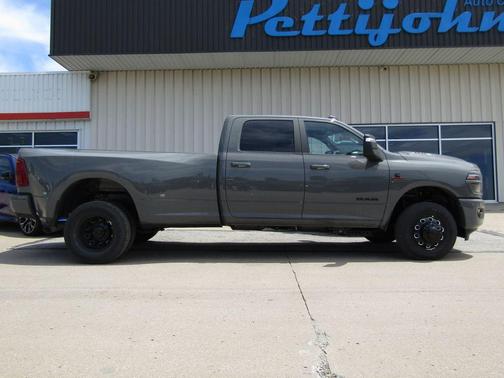 Ceramic Gray Clearcoat 2026 RAM 3500 Laramie Crew Cab 4x4 8' Box
