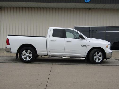 Bright White Clearcoat 2017 RAM 1500 SLT