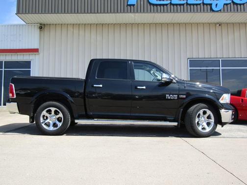 Brilliant Black Crystal Pearlcoat 2018 RAM 1500 Laramie