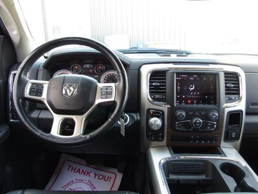 Brilliant Black Crystal Pearlcoat 2018 RAM 1500 Laramie