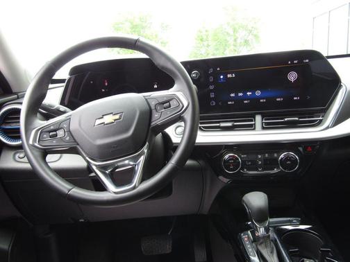 Summit White 2025 Chevrolet Trax LT