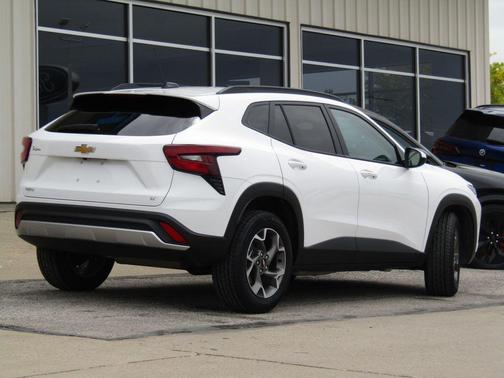 Summit White 2025 Chevrolet Trax LT