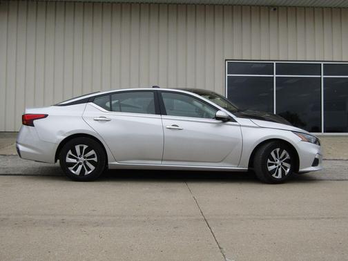 Brilliant Silver Metallic 2022 Nissan Altima S FWD