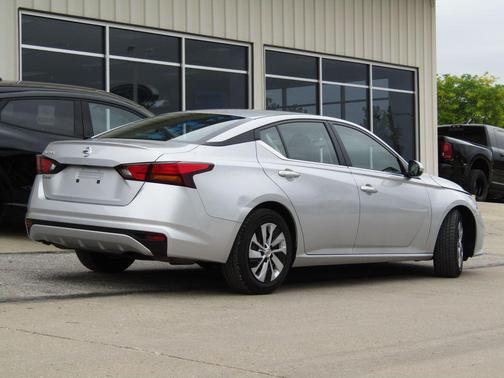 Brilliant Silver Metallic 2022 Nissan Altima S FWD