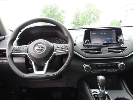 Brilliant Silver Metallic 2022 Nissan Altima S FWD