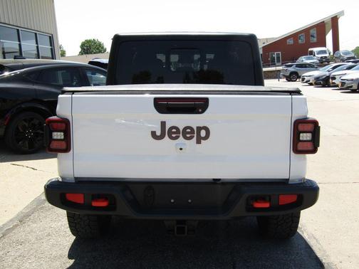 Bright White Clearcoat 2024 Jeep Gladiator Mojave