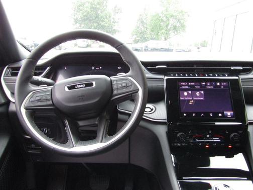 Diamond Black Crystal Pearlcoat 2025 Jeep Grand Cherokee Altitude