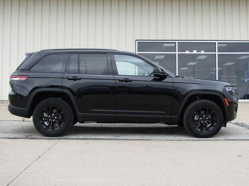 Diamond Black Crystal Pearlcoat 2025 Jeep Grand Cherokee Altitude