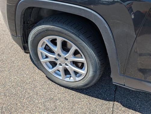 Brilliant Black Crystal Pearlcoat 2014 Jeep Cherokee Latitude