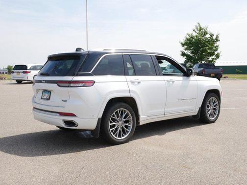 2022 Jeep Grand Cherokee Summit