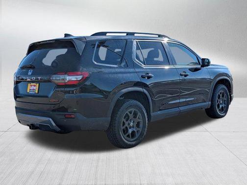 Crystal Black Pearl 2026 Honda Pilot TrailSport