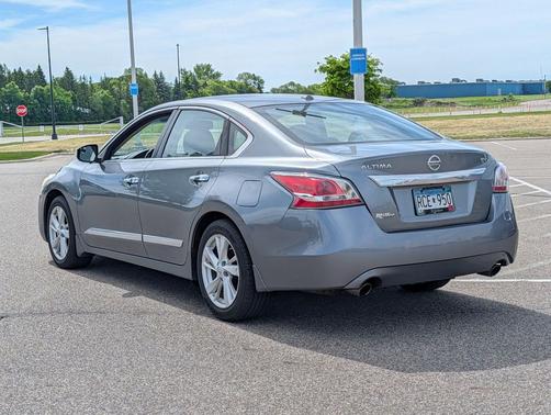 Gun Metallic 2015 Nissan Altima 2.5 SV