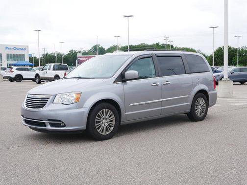 2016 Chrysler Town & Country Touring-L