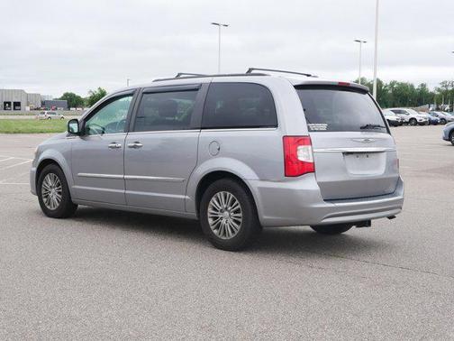 2016 Chrysler Town & Country Touring-L