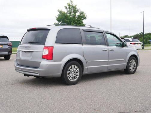 2016 Chrysler Town & Country Touring-L
