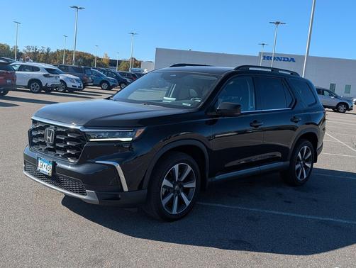 Crystal Black Pearl 2024 Honda Pilot Touring 8-Passenger