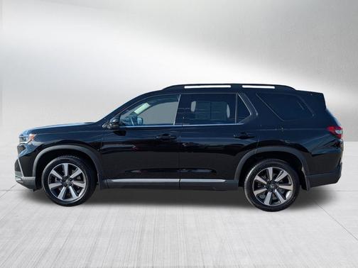 Crystal Black Pearl 2024 Honda Pilot Touring 8-Passenger