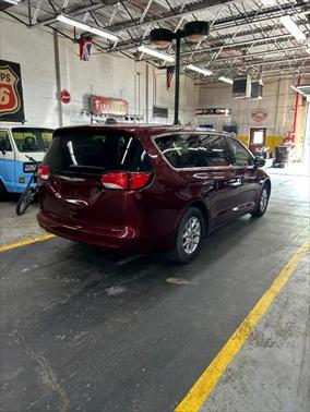 2022 Chrysler Voyager LX
