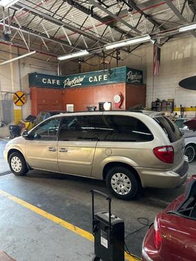 2005 Chrysler Town & Country Base
