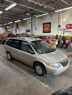 2005 Chrysler Town & Country Base