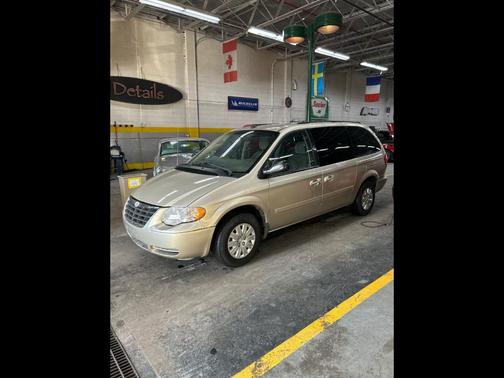 2005 Chrysler Town & Country Base