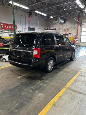 2016 Chrysler Town & Country Touring-L