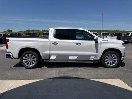 Iridescent Pearl Tricoat 2021 Chevrolet Silverado 1500 High Country
