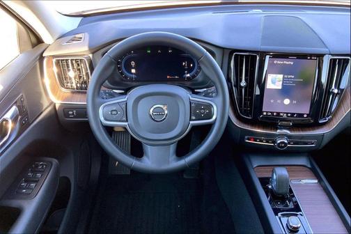 2022 Volvo XC60 B5 Momentum